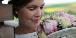 Brautpaar beim Hochzeitskuss