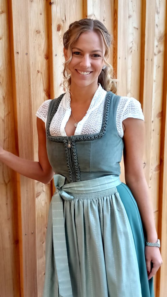 Festliches Styling mit rotem Kleid und Schmuck