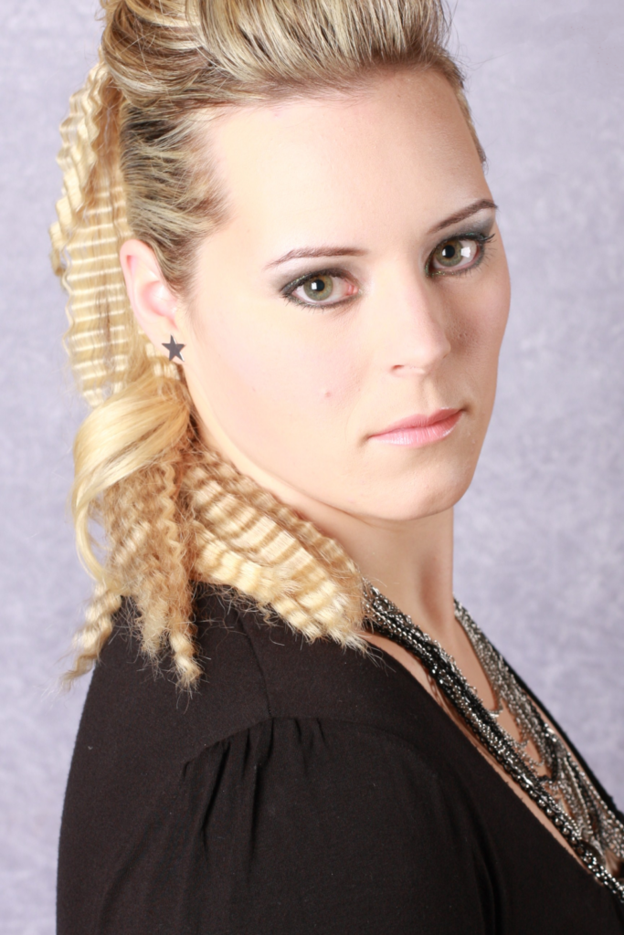 Frau im Dirndl mit festlichem Styling